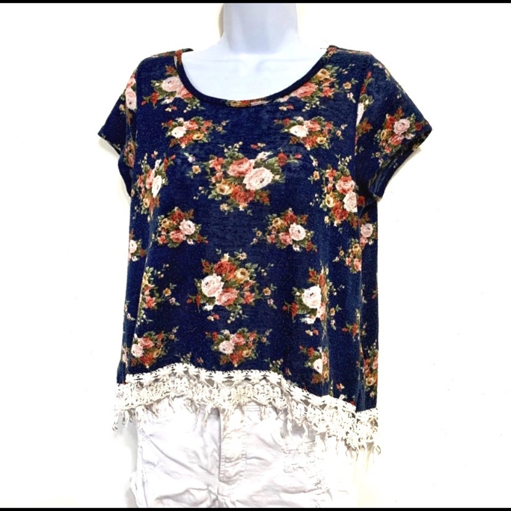 🍀5/$10🍀 Blu Planet Floral Cropped Tee
